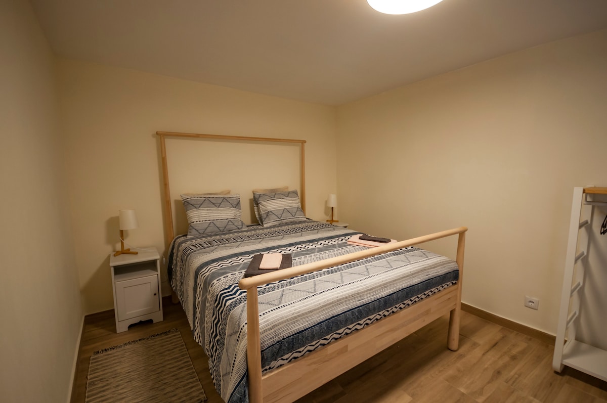 Втората спална соба е доста пространа и иако нема прозорец, има влез со природна светлина низ вратата.