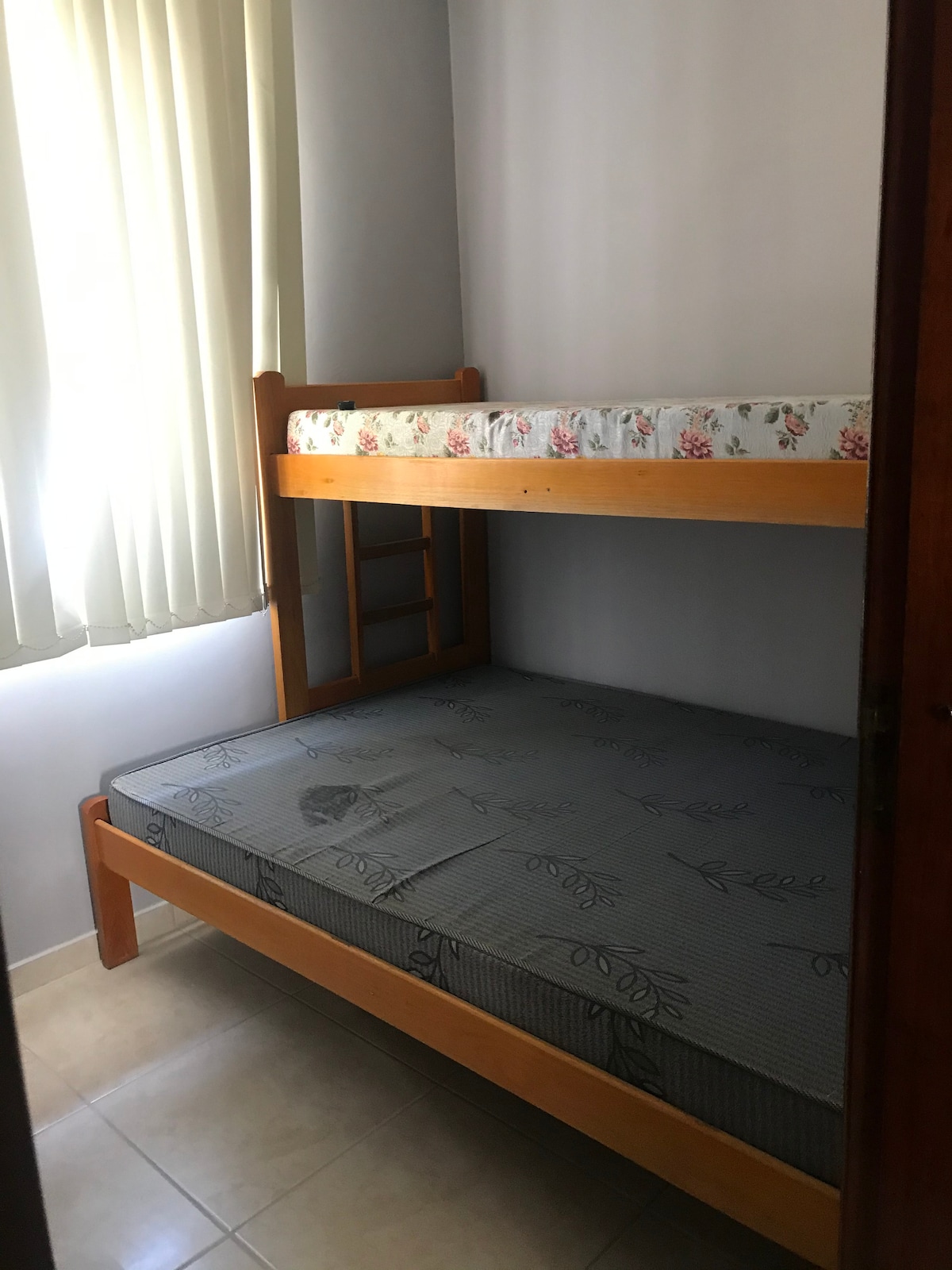 Kitanda cha ghorofa kilicho na kitanda cha watu wawili na cha mtu mmoja 