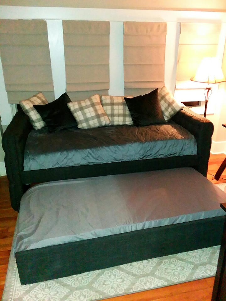 חדר שינה מס '3 - גם חלל משרדי עם שולחן כתיבה ומדפסת. יש ספה נפתחת עם מיטה זוגית