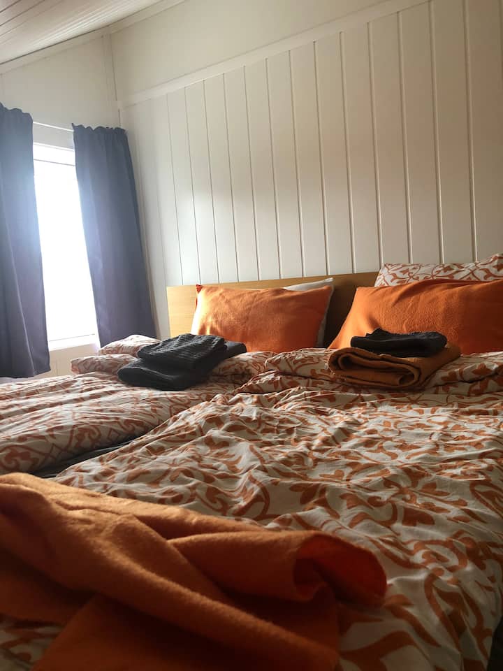 Loft sovrum med 1 dubbelsäng.