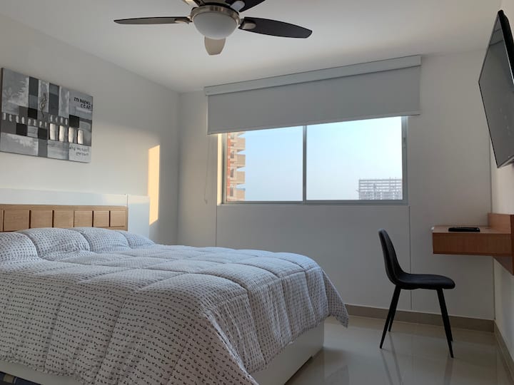 Alcoba 2 con aire acondicionado, cama tamaño Queen, también con ventilador, escritorio, Smart tv de alta definición, baño privado con agua caliente y vestier. Colchón, almohadas y lencería de calidad y confort .