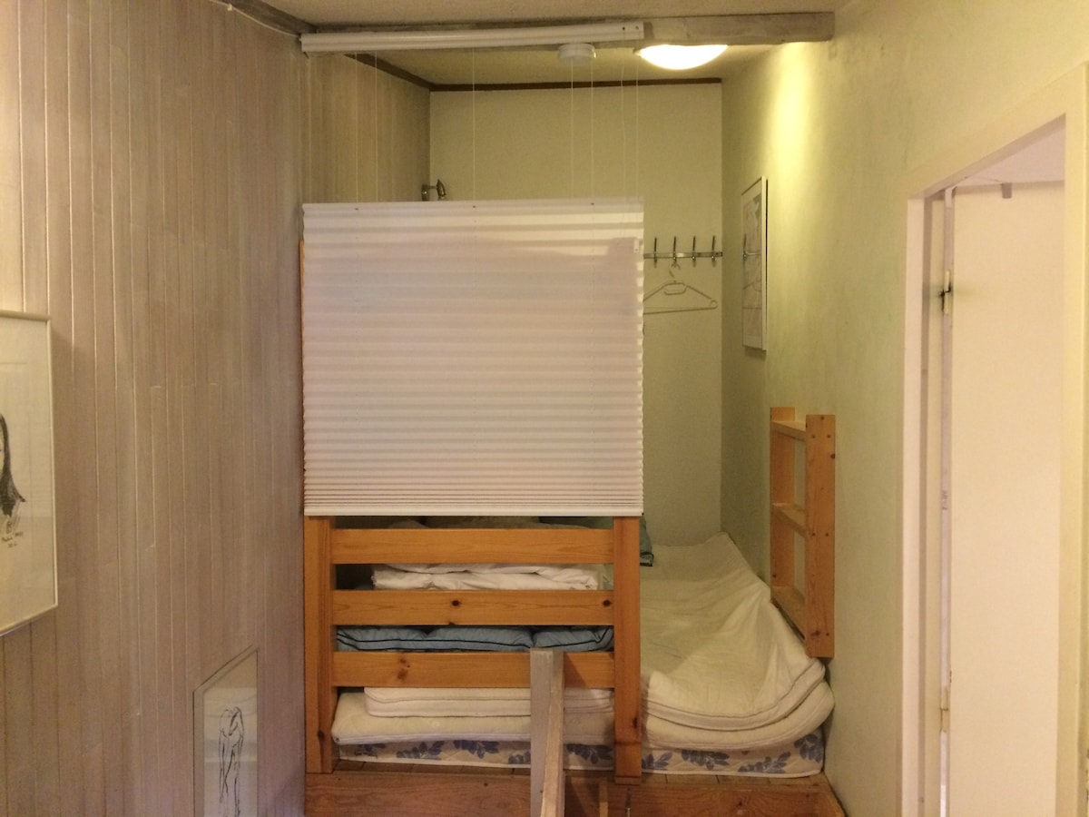 De hut met gordijn halverwege uitgerold