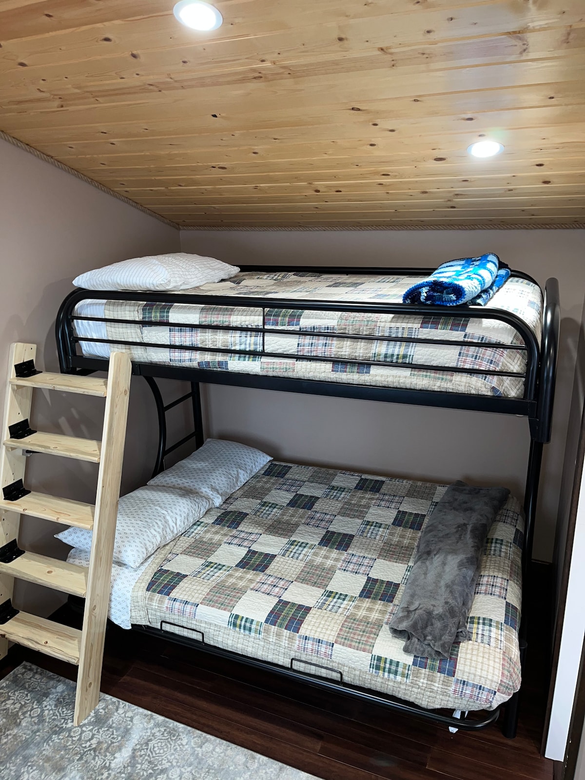 Dormitorio completo en la planta superior y doble con escalera plegable. 