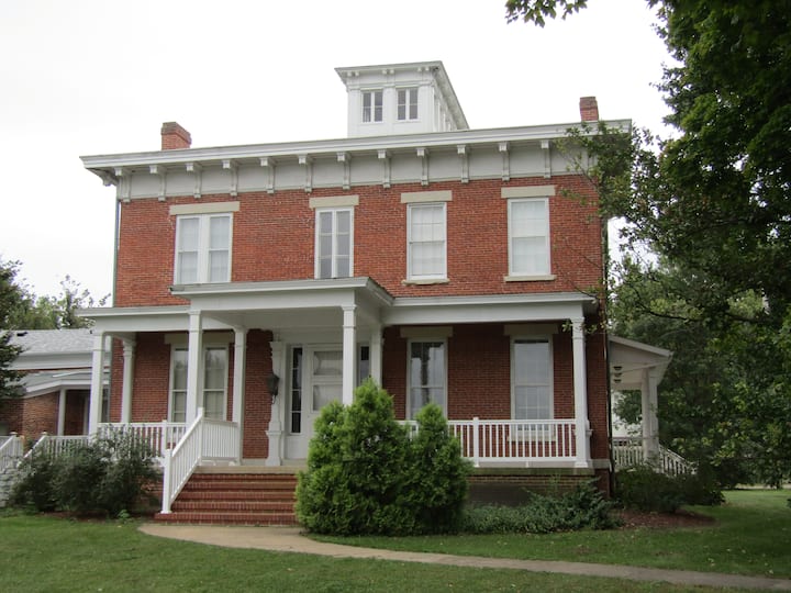 The Tiskilwa Inn Zen Room Bed and breakfasts for Rent in Tiskilwa