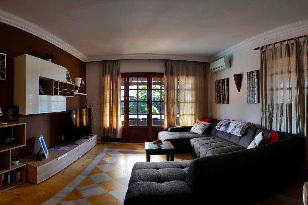 Salone con tv 55" e divano letto angolare