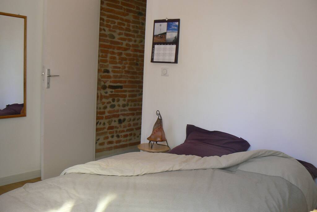 Le lit... c'est un clic clac avec un bon matelas