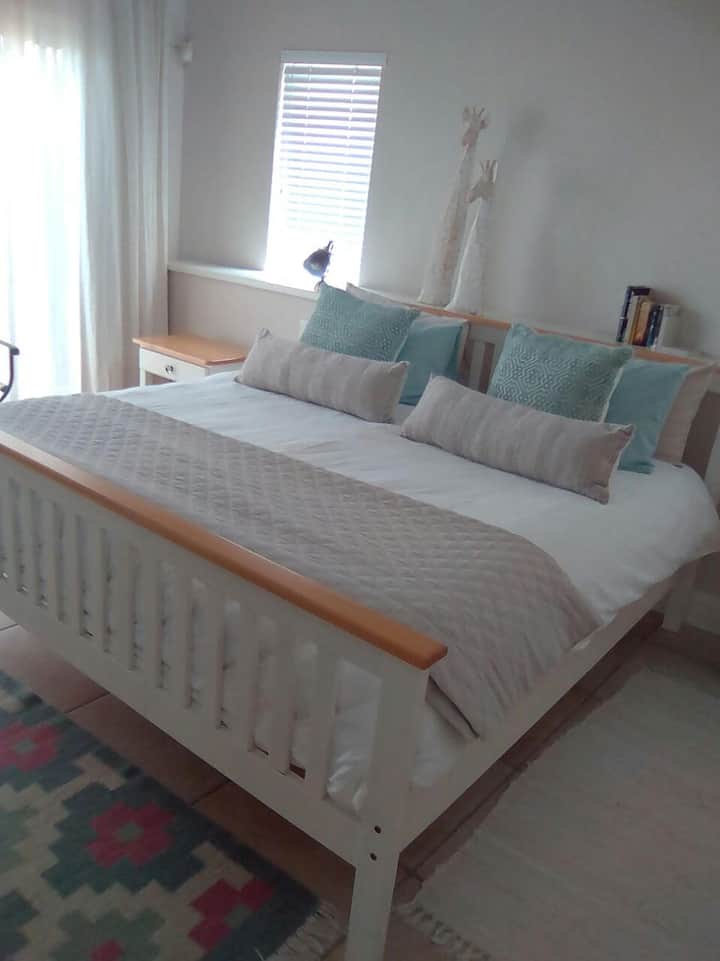 Chumba cha 1 - Chumba kikuu cha kulala (karibu na chumba cha kulia chakula) kilicho na feni ya juu.