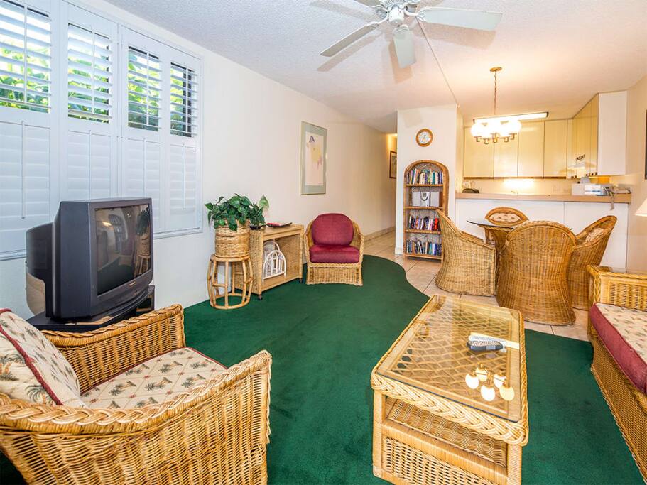 kamaole-1gv-3208-living-room-03.jpg