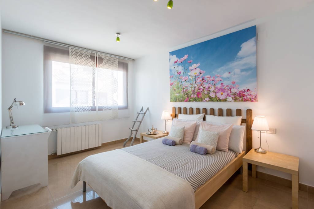 Hemos sido 9 personas. La casa, con todas las comodidades que se pueden pedir. La propietaria, un encanto, nos facilitó todo tipo de información interesante para nuestra estancia y nos atendió inmediatamente cuando requerimos su ayuda. Para visitar "Granada es una opción genial. Gracias Victoria (Francisco desde Salamanca)