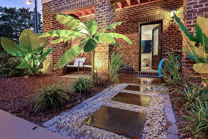 New Downtown Studio with Bikes and a Bidet.