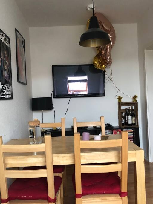 An den TV könnt ihr gern euren Laptop anschließen. FreeTV hat der leider nicht