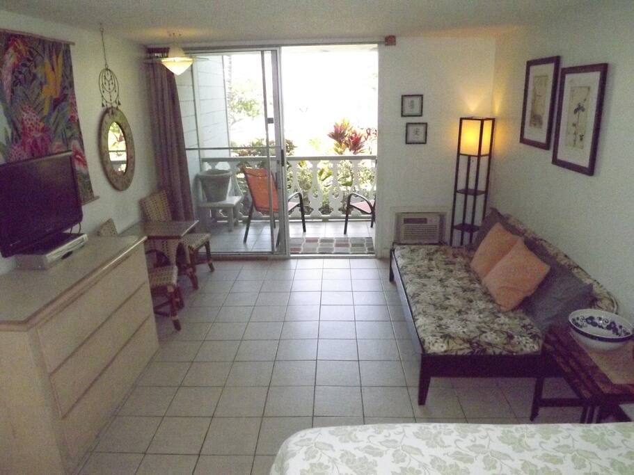 King bed, twin bed/sofa, studio sleeps 3