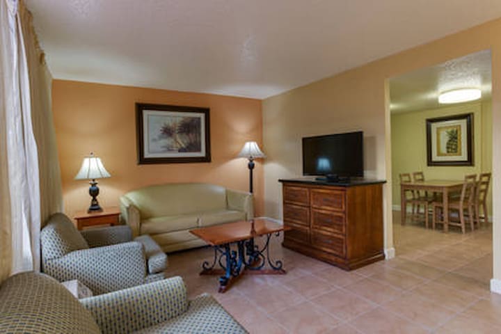 Celebration Suites - 2 Miles from Disney - For 6