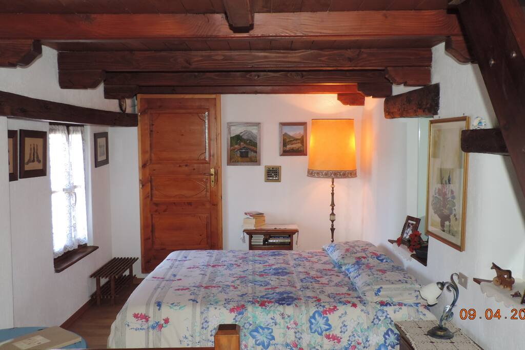 La camera matrimoniale al 1° livello - The master bedroom on the first level