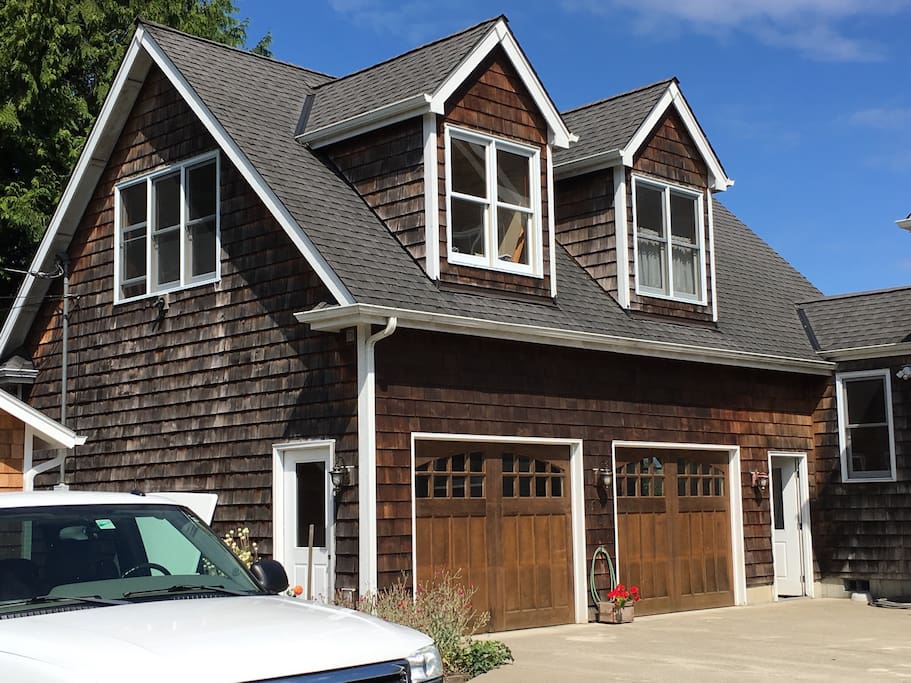 Carriage House style garage; retreat space is located on the 2nd Floor