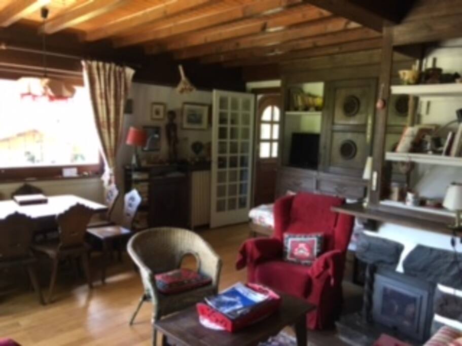 Le salon, avec vue sur les montagnes