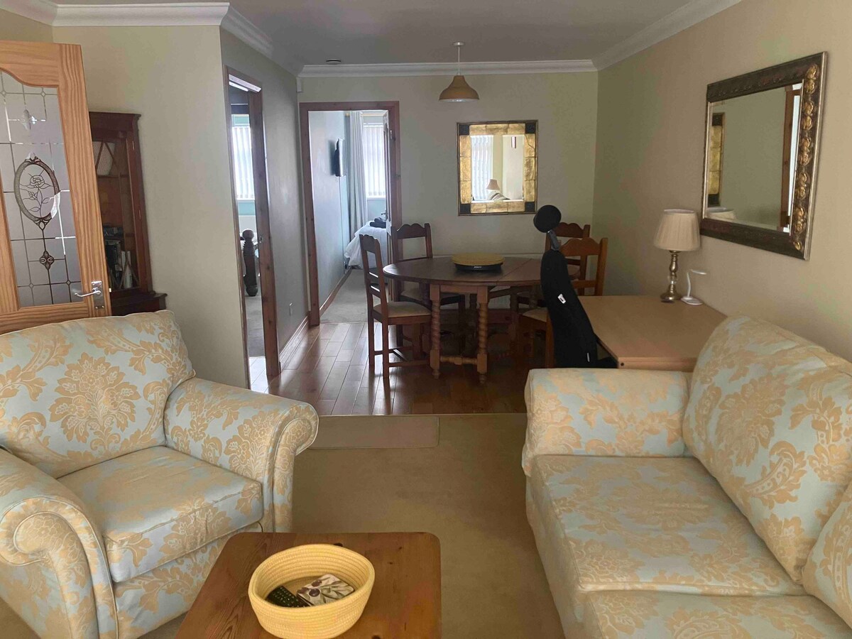 Popular Airbnb listing: 2 Bed Bungalow with off road parking & Kitchen in City Of Stoke On Trent