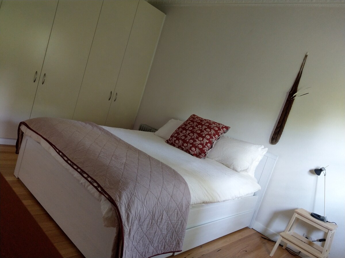 Priestranná spálňa s veľkým úložným priestorom.