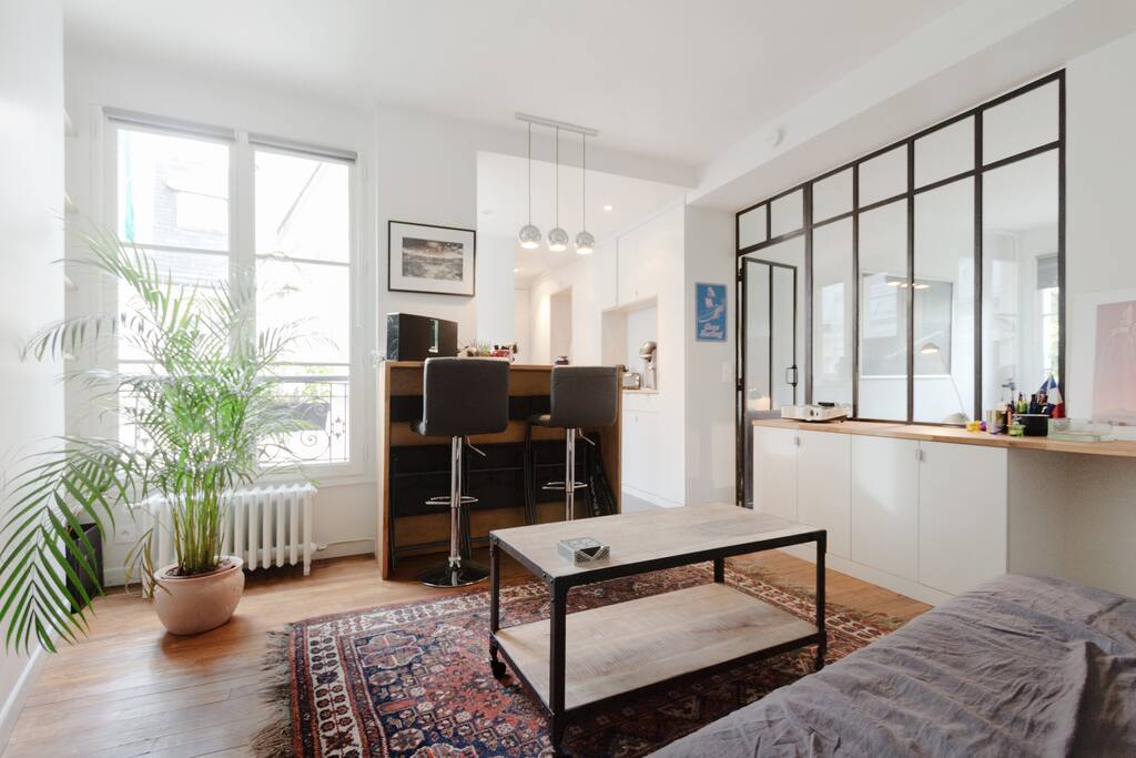 Living room with open kitchen / Salon avec cuisine ouverte
