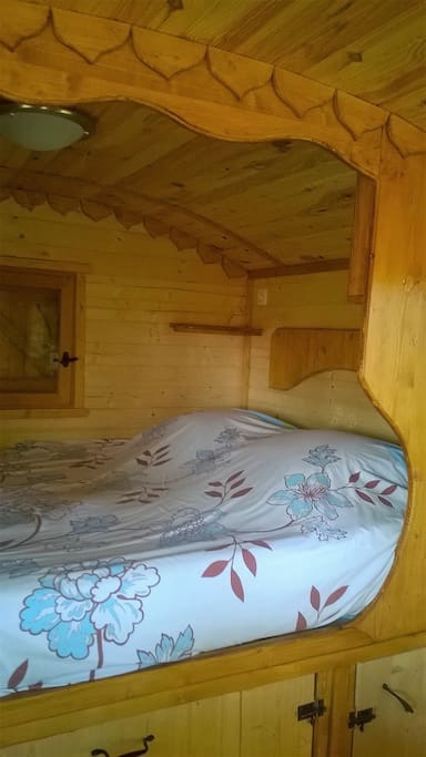 le lit (160) en alcôve