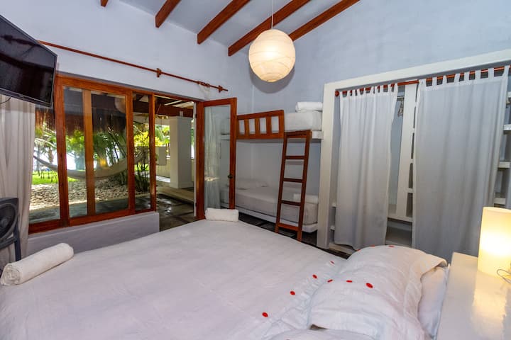 חדר 2 | מיטת קינג + מיטת קומתיים | קומה ראשונה