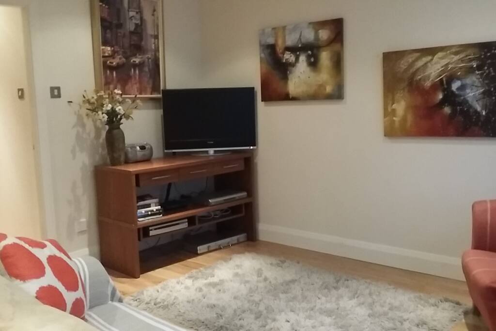 Lounge, (cable TV, WiFi)