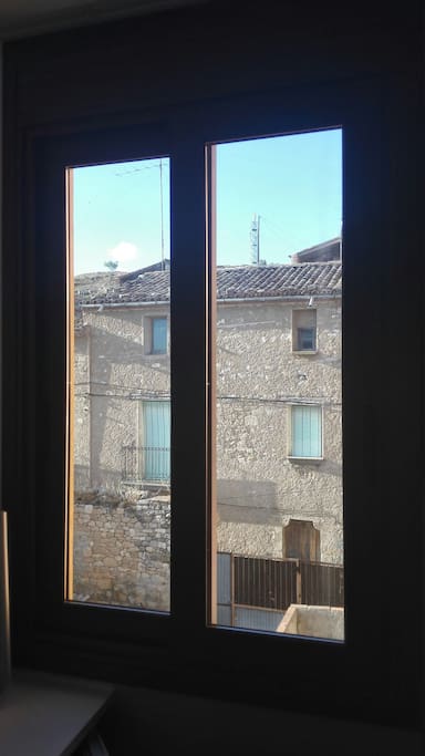 finestra exterior bon aïllament i queda totalment fosc. persiana electrica.