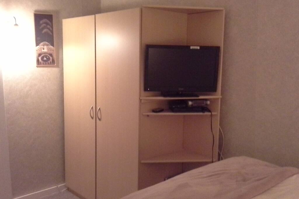 KINGSIZE BED ROOM 1 TV/WARDROBE