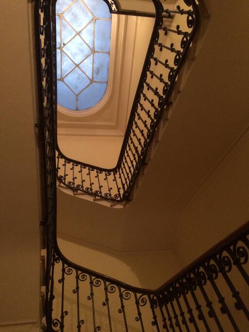 Cage d'escalier de l'immeuble XIXè siècle. Appartement au deuxième et dernier étage.