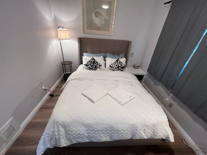 Rainbow07/cozy room/shared Bath/Universal studio Bungalows for Rent