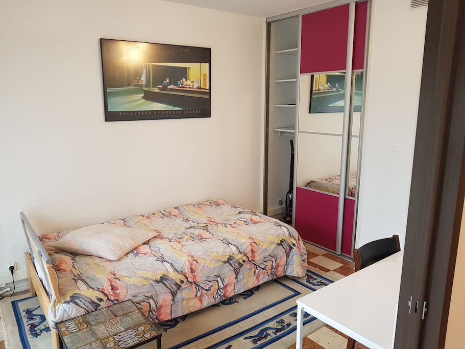 Chambre 10 m2 avec bureau et armoire