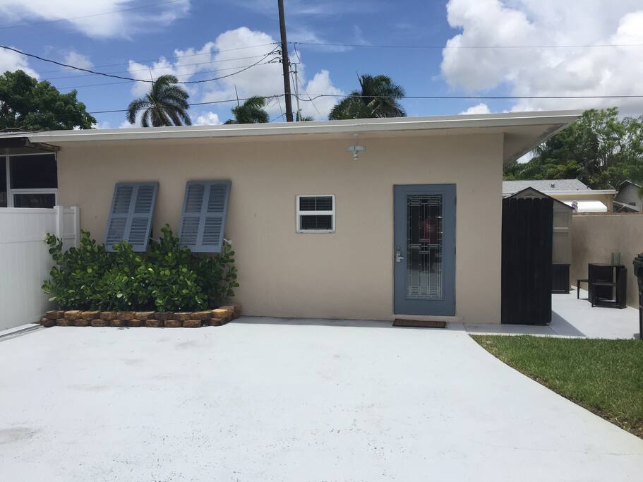 Detached 1 bed, 1 bath apartment with private driveway