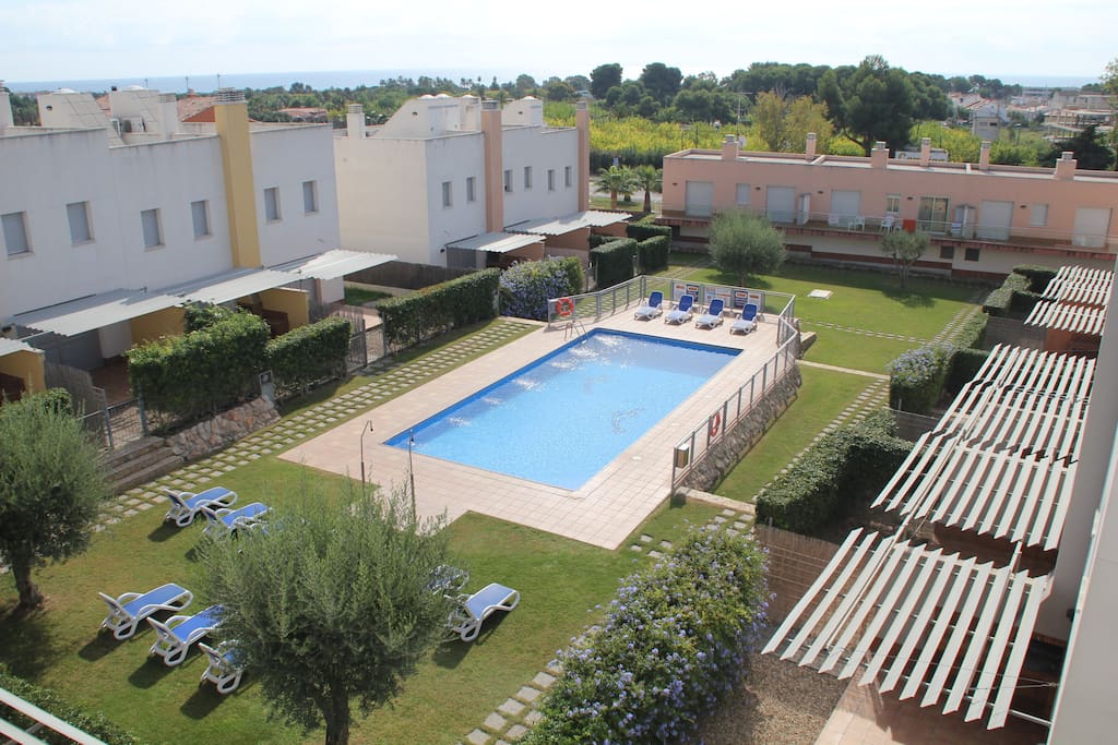 Jardín y piscina comunitarios