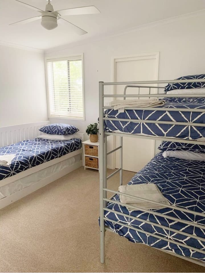 Спалня 3 (двуетажно легло, единично легло и сандвич) 