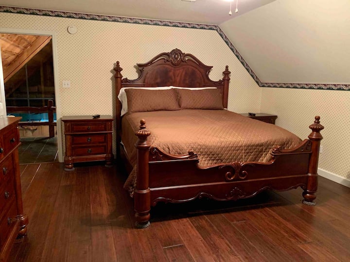 Loft bedroom w/private bath