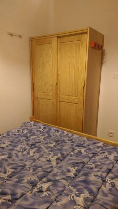 Armoire de rangement dans chambre fermée