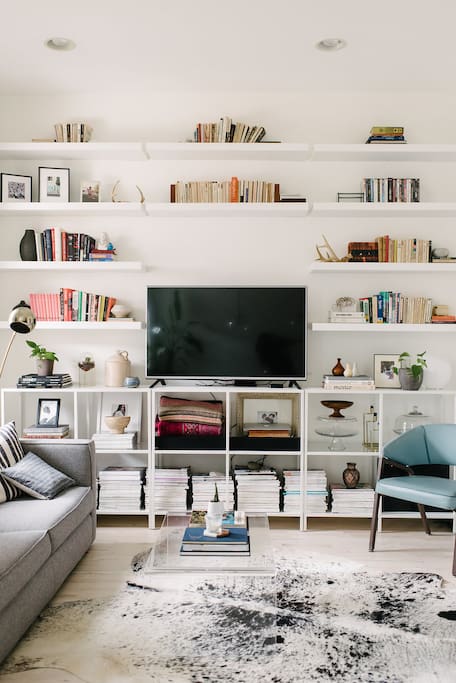 Living area with tons of books, magazines, as well as Netflix, Hulu, and HBOgo :)