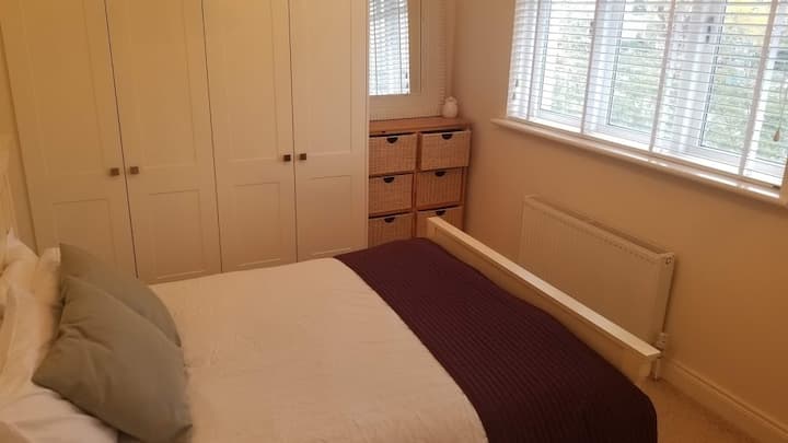 „Медният апартамент“ на втория етаж
Двойно легло, вградени гардероби
Допълнителни възглавници и хвърляне.
Сешоар