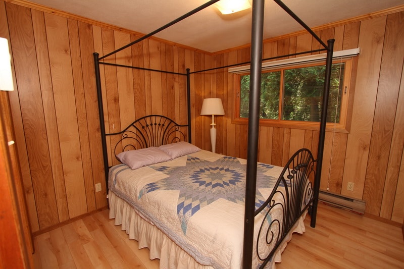 غرفة نوم في الطابق الرئيسي مع مجموعة بطابقين مخصصة