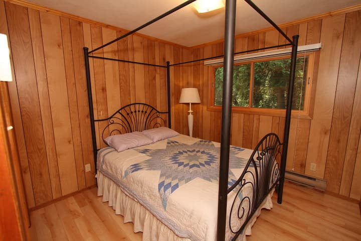 Dormitorio en planta principal con juego de literas personalizado
