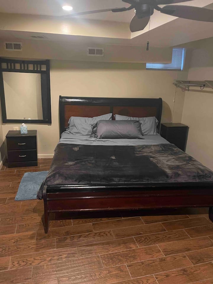 غرفة نوم سرير بحجم كبير 