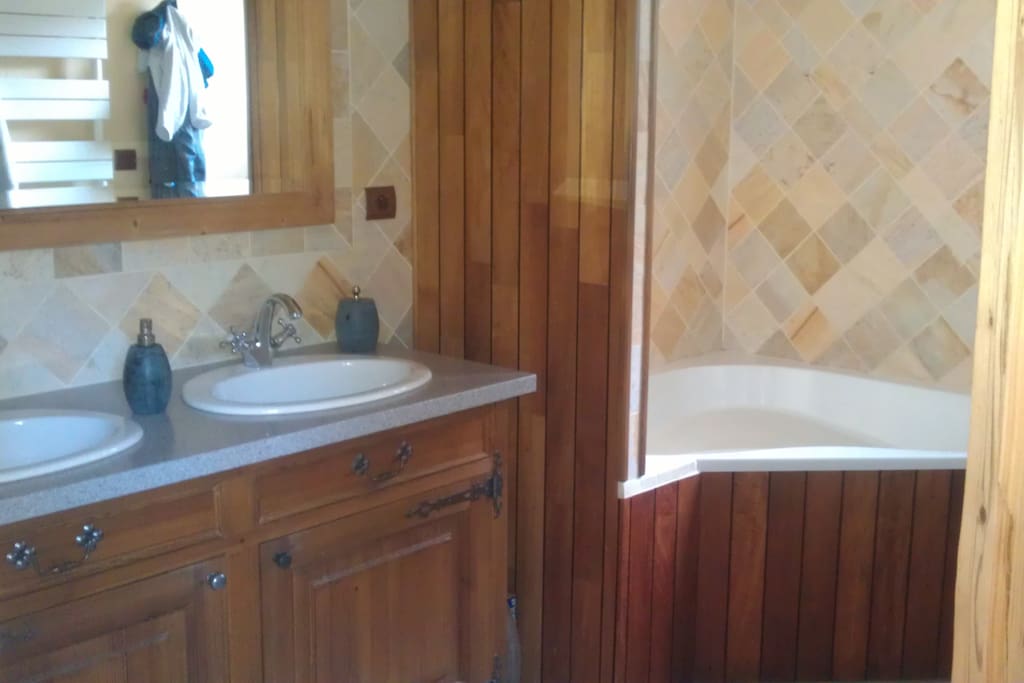 sdb avec double vasque et baignoire