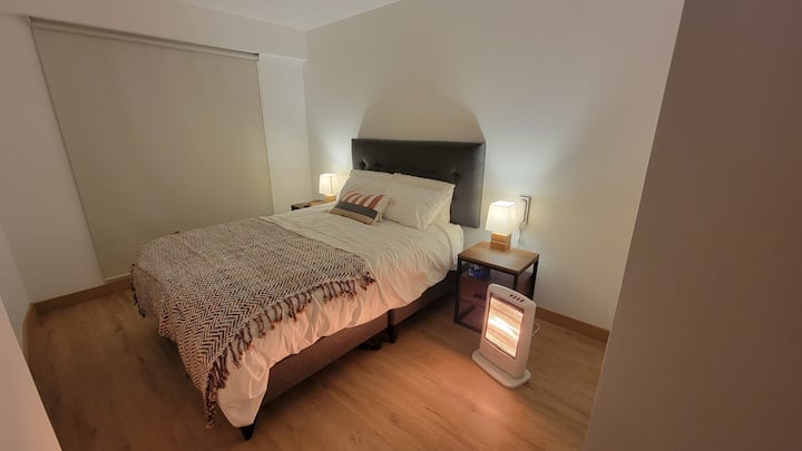 Queen ‑ ის ზომის ძალიან კომფორტული ახალი საწოლი.
ბამბის საწოლის 100% -იანი თეთრეული. 