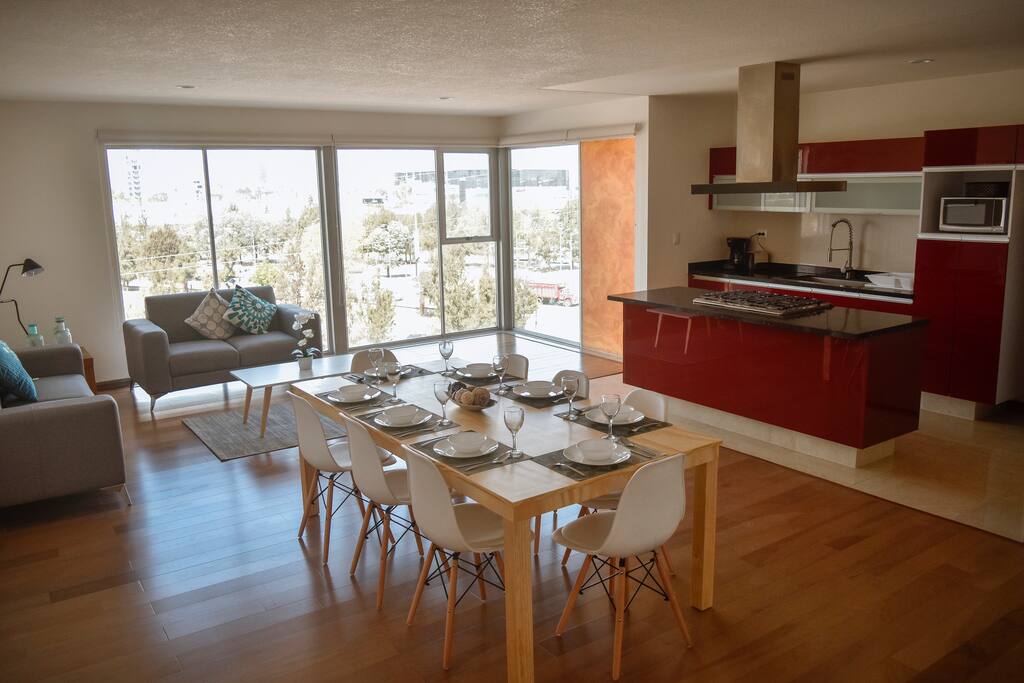 Amplia estancia con cocina abierta
