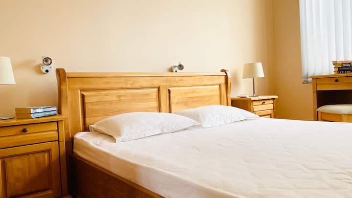 Master bedroom with 1 double bed and balcony /Master bedroom with 1 double bed and balcony / APARTELLO.com