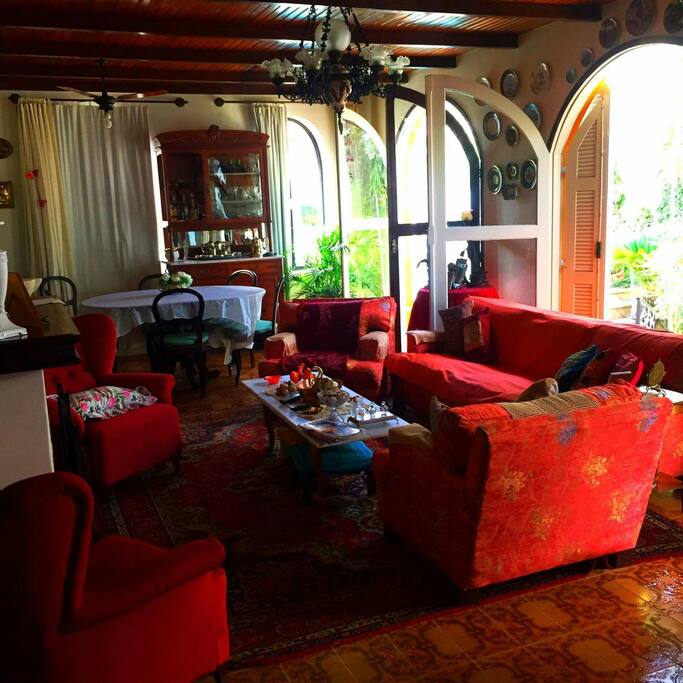 Sala de estar com lareira com aberturas para o pátio.