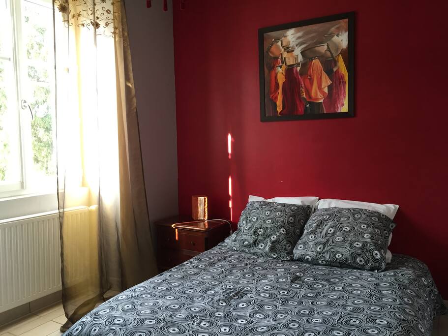 chambre au 1 er étage avec bureau, penderie et lingère.