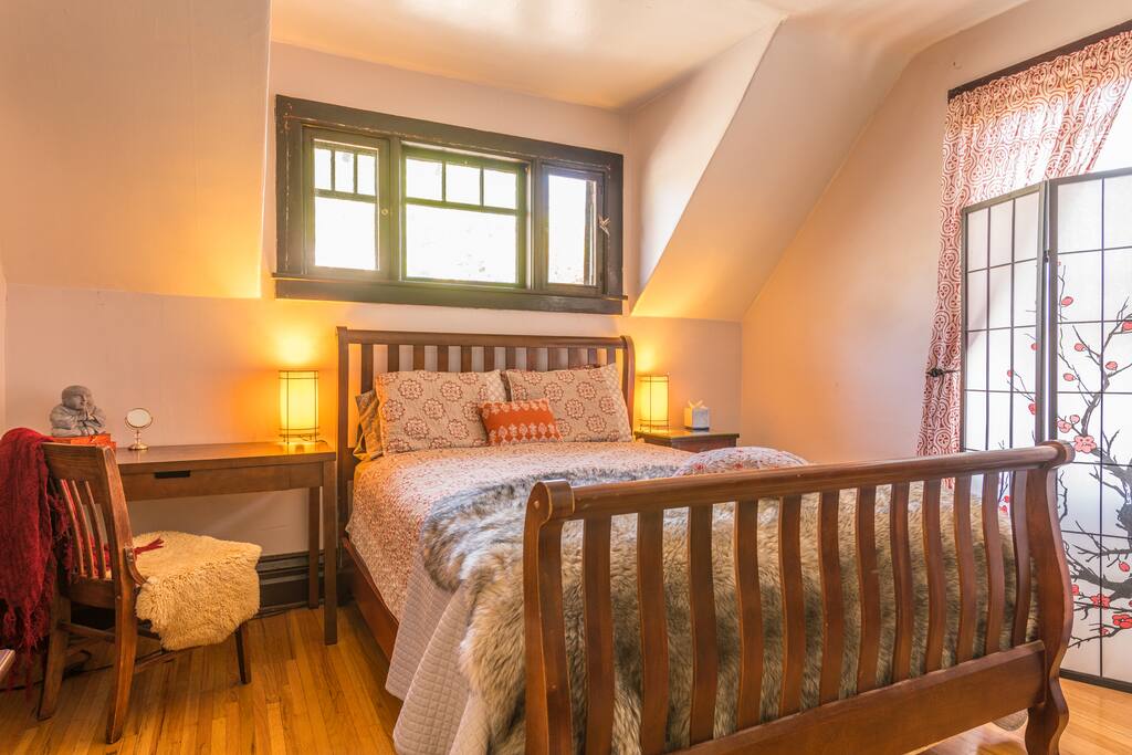 Comfortable queen bed.