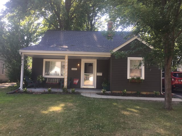 Room in Downtown Willoughby Home