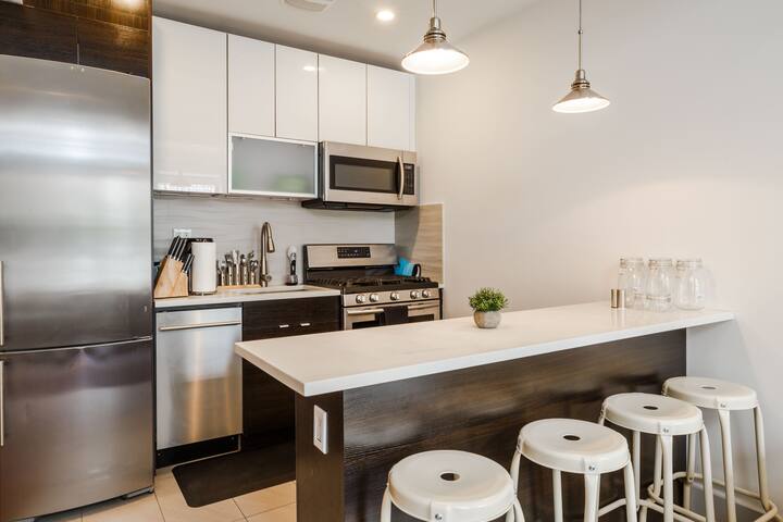 Stunning Two-Story 3 Bedroom, 2 Bathroom Flat gallery image 4